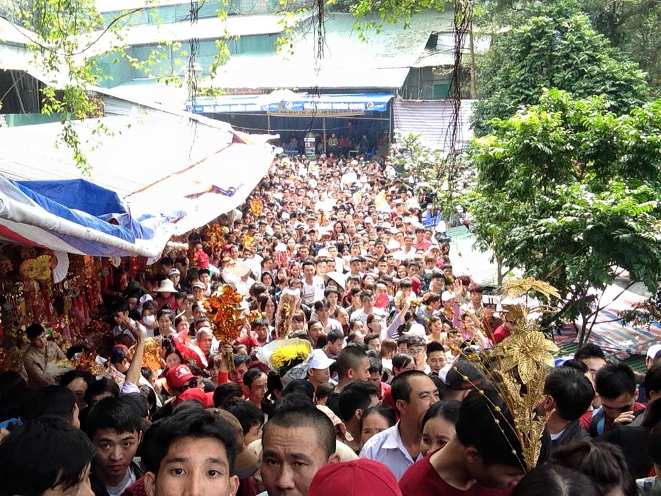 tang-phi-ve-tham-quan-va-ve-di-do-le-hoi-chua-huong-2017-du-khach-noi-gi