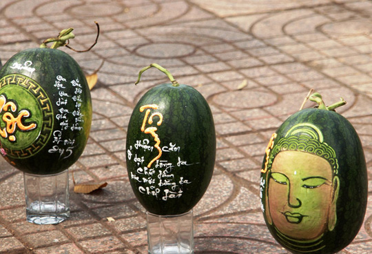 dua-khac-chu-dua-than-tai-ngap-tran-pho-ha-noi-loan-gia-ca