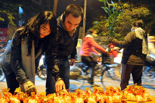 Đ&acirc;y l&agrave; những mặt h&agrave;ng thường xuy&ecirc;n &lsquo;ch&aacute;y h&agrave;ng&rsquo; trong ng&agrave;y Rằm th&aacute;ng Gi&ecirc;ng. Thậm ch&iacute;, nhiều mặt h&agrave;ng c&ograve;n c&oacute; gi&aacute; cao gấp đ&ocirc;i so với ng&agrave;y b&igrave;nh thường