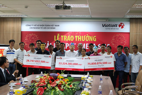 Xổ số Vietlott: 3 người tr&uacute;ng giải Jackpot c&ugrave;ng nhận thưởng s&aacute;ng nay