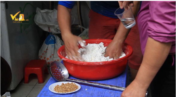Tết h&agrave;n thực: B&aacute;n hết cả tạ bột nếp, l&atilde;i tiền triệu một ng&agrave;y
