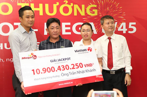 Xổ số Vietlott: Kh&aacute;ch h&agrave;ng đầu ti&ecirc;n kh&ocirc;ng đeo mặt nạ nhận giải hơn 10 tỷ đồng