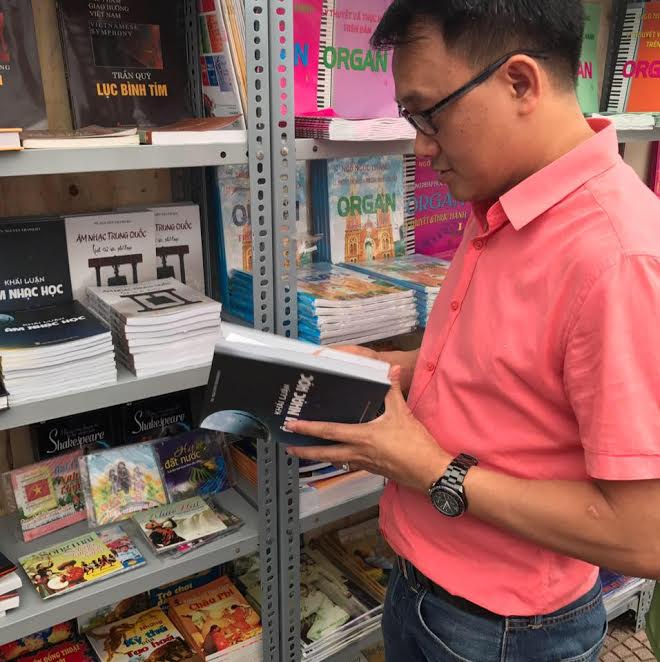 TS. Nguyễn Thanh H&agrave; b&ecirc;n &ldquo;đứa con tinh thần&rdquo; tại Ng&agrave;y hội s&aacute;ch Việt Nam 2017