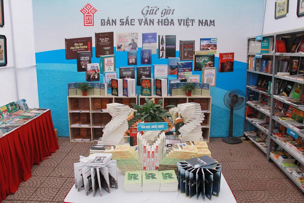 Cuốn s&aacute;ch Kh&aacute;i luận &Acirc;m nhạc trưng b&agrave;y tại Ng&agrave;y s&aacute;ch Việt Nam đ&oacute;n nhận sự quan t&acirc;m đặc biệt của đọc giả