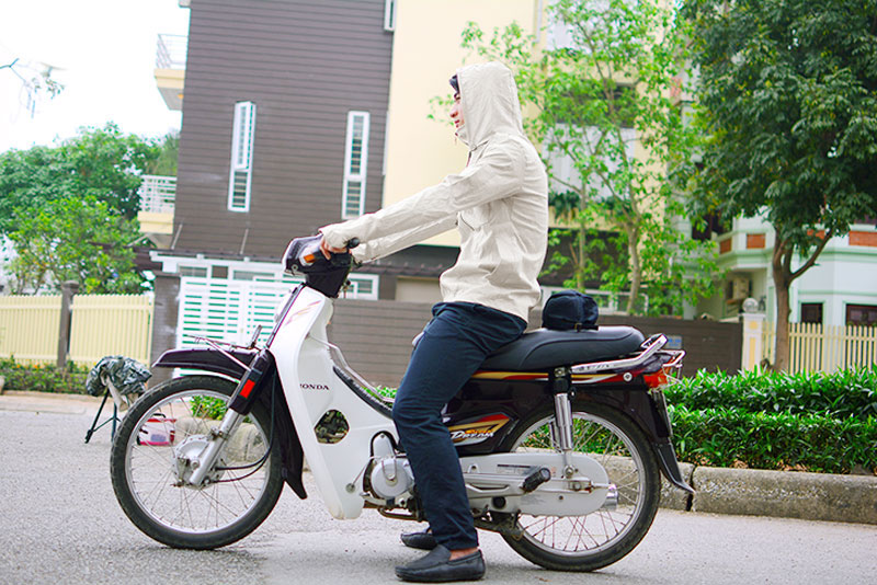 &Aacute;o chống nắng d&agrave;nh cho nam giới h&uacute;t kh&aacute;ch tại thị trường H&agrave; Nội - Ảnh: MXH