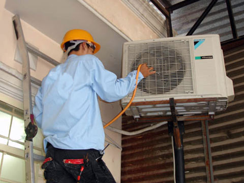 Lắp đặt, bảo dưỡng, sửa chữa điều h&ograve;a cần đề ph&ograve;ng m&aacute;nh &lsquo;vặt tiền&rsquo; của thợ