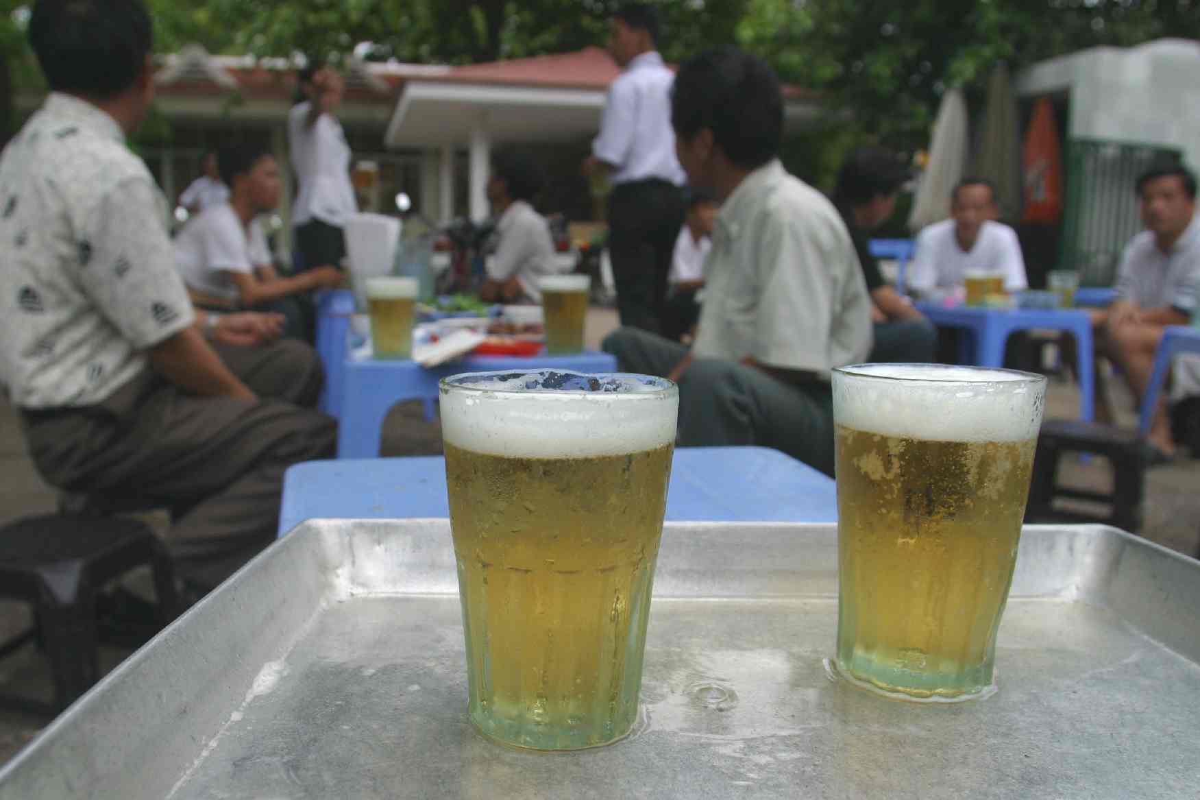 Qu&aacute;n bia ở H&agrave; Nội &lsquo;hốt bạc&rsquo; ng&agrave;y nắng n&oacute;ng