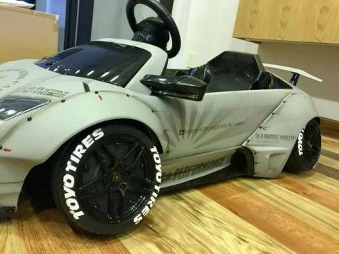 Ngắm si&ecirc;u xe Lamborghini Murcielago d&agrave;nh cho &lsquo;đại gia nh&iacute;&rsquo; gi&aacute; 64 triệu đồng