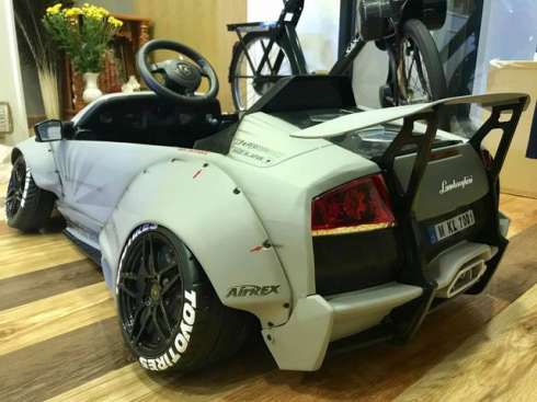 Ngắm si&ecirc;u xe Lamborghini Murcielago d&agrave;nh cho &lsquo;đại gia nh&iacute;&rsquo; gi&aacute; 64 triệu đồng