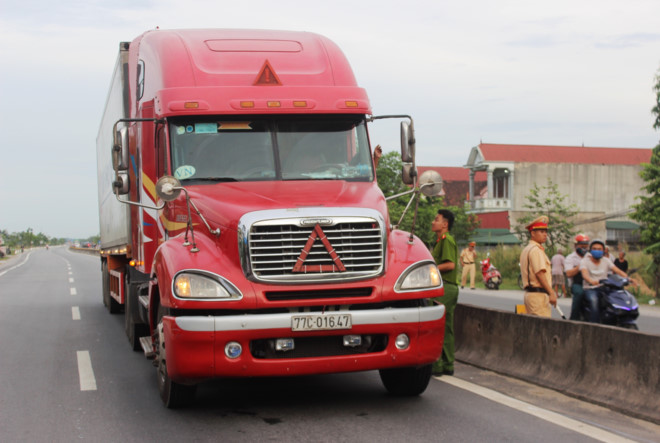 Chiếc xe đầu k&eacute;o container bị giữ sau vụ việc. Ảnh: Cao Sỹ.