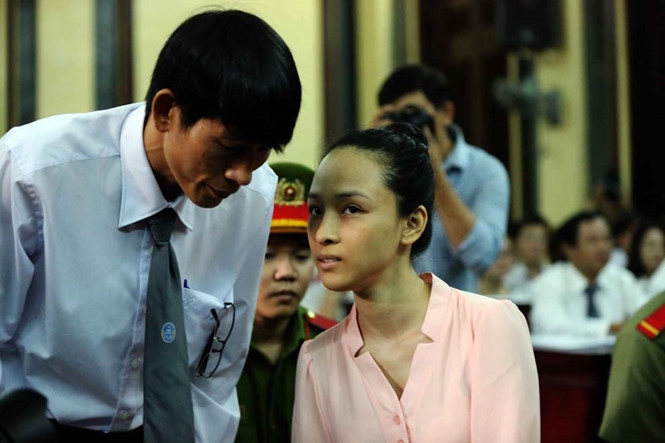Phương Nga trao đổi với luật sư của m&igrave;nh. Ảnh Thanh Ni&ecirc;n Online
