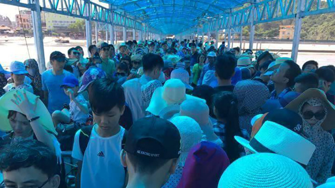 Thời tiết xấu hơn 8.000 du kh&aacute;ch tr&ecirc;n đảo C&ocirc; T&ocirc; mắt kẹt