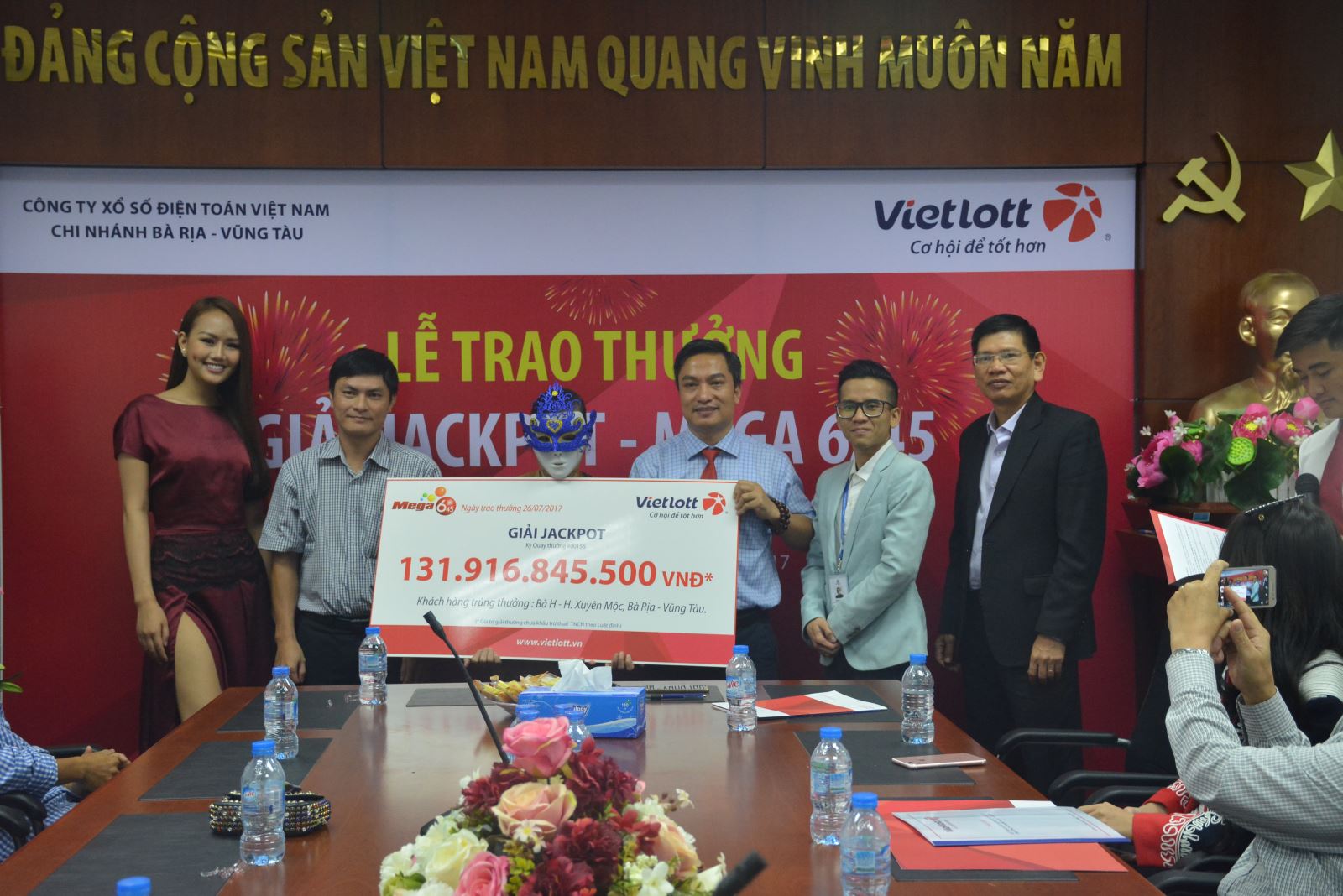 Người phụ nữ đeo mặt nạ nhận giải Jacpot kỉ lục hơn 131 tỷ