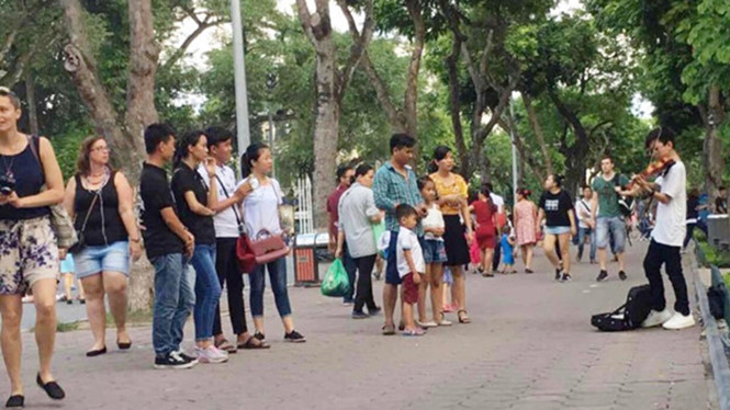 GĐ Sở Văn h&oacute;a HN l&ecirc;n tiếng về việc cậu b&eacute; 15 tuổi chơi nhạc tại phố đi bộ Hồ Gươm