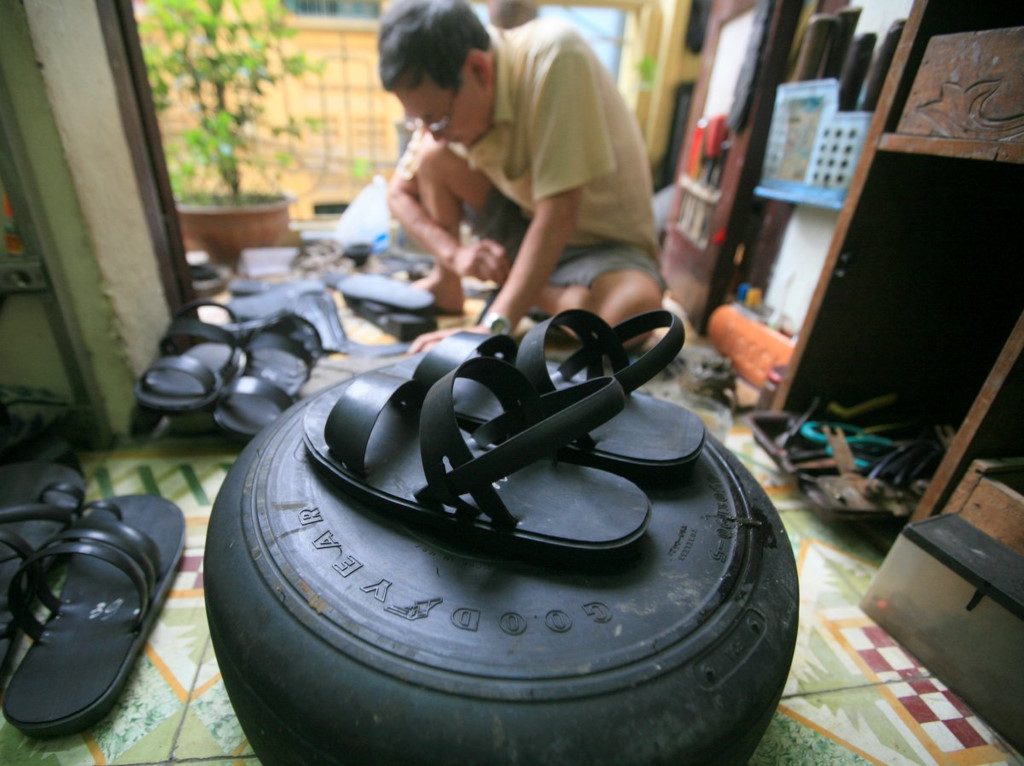 Người đ&agrave;n &ocirc;ng gần 80 tuổi l&agrave;m d&eacute;p cao su độc nhất ở H&agrave; Nội