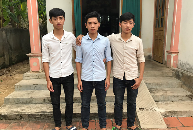 Người mẹ nghẹn ng&agrave;o kể th&aacute;ng ng&agrave;y khốn kh&oacute; nu&ocirc;i ba anh em sinh ba c&ugrave;ng đỗ trường qu&acirc;n đội