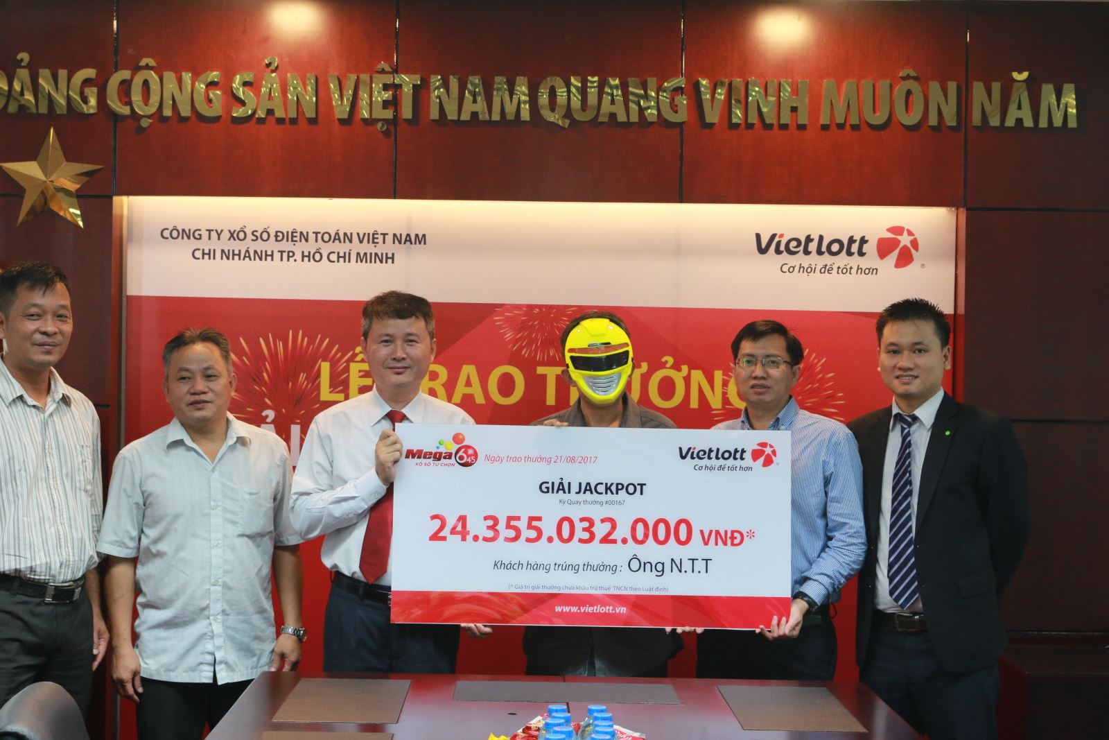 Xổ số Vietlott: Người đ&agrave;n &ocirc;ng đeo mặt nạ v&agrave;ng, 'đơn thương độc m&atilde;' đi nhận thưởng hơn 24 tỷ