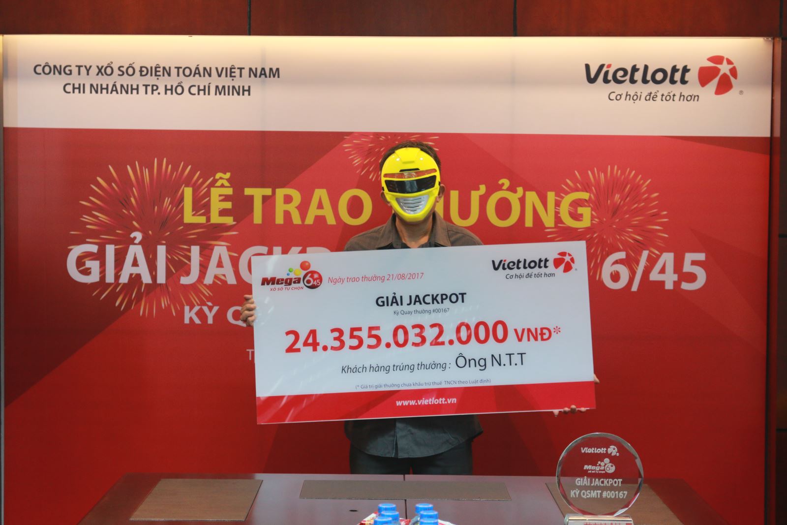 Xổ số Vietlott: Người đ&agrave;n &ocirc;ng đeo mặt nạ v&agrave;ng, 'đơn thương độc m&atilde;' đi nhận thưởng hơn 24 tỷ