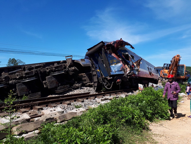 Nguy&ecirc;n nh&acirc;n t&agrave;u kh&aacute;ch SE3 gặp nạn khiến 3 toa trật khỏi đường ray