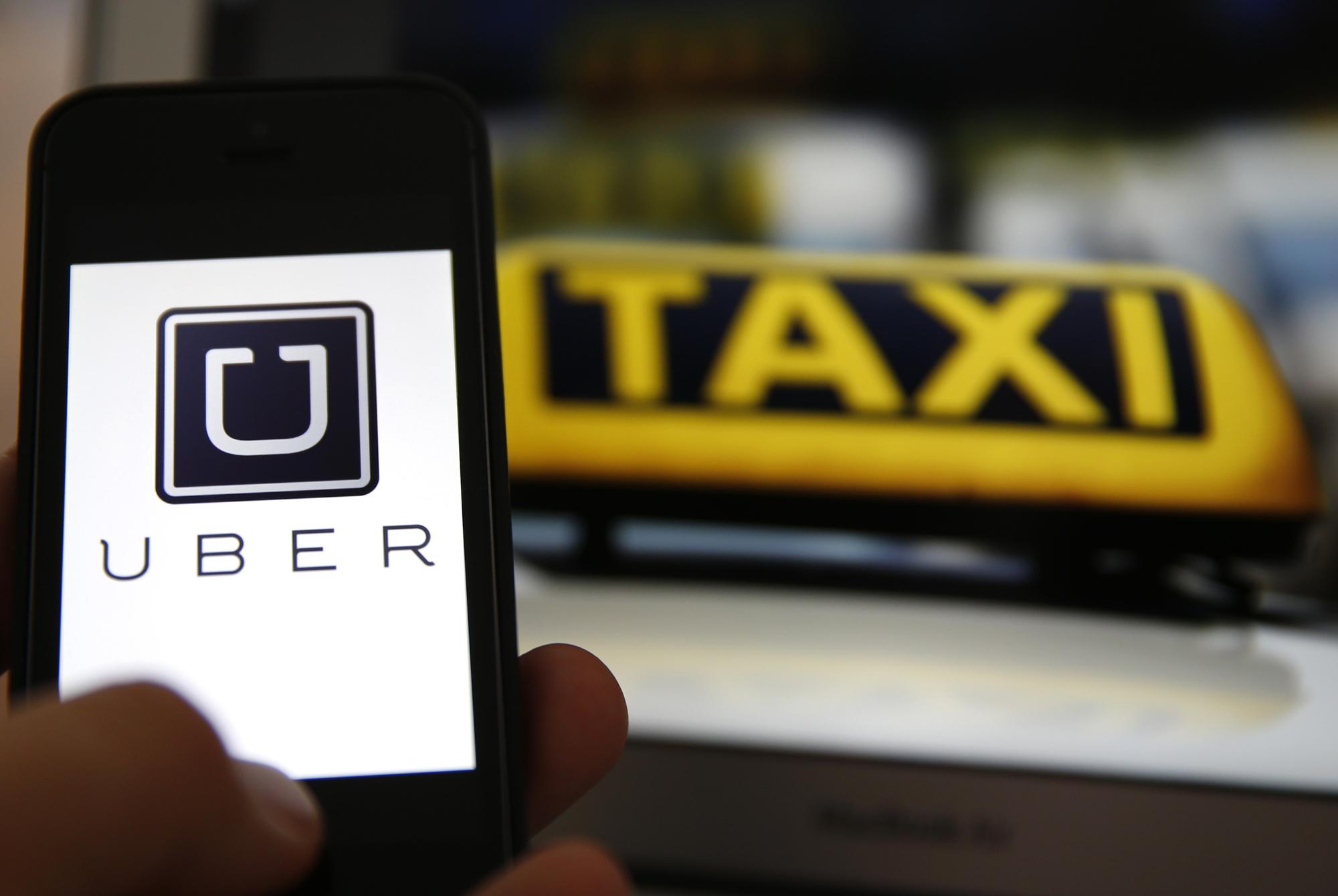 TP Hồ Ch&iacute; Minh đề nghị Uber, Grab tạm ngừng kết nối th&ecirc;m xe mới