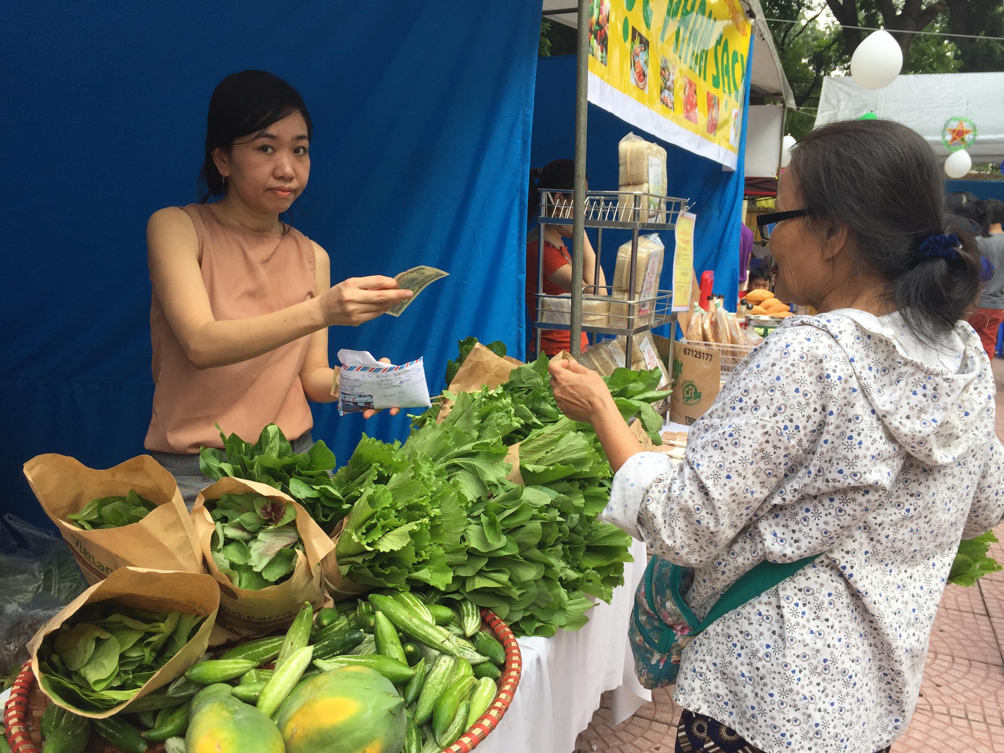 Trung thu cho b&eacute;, chợ qu&ecirc; cho mẹ