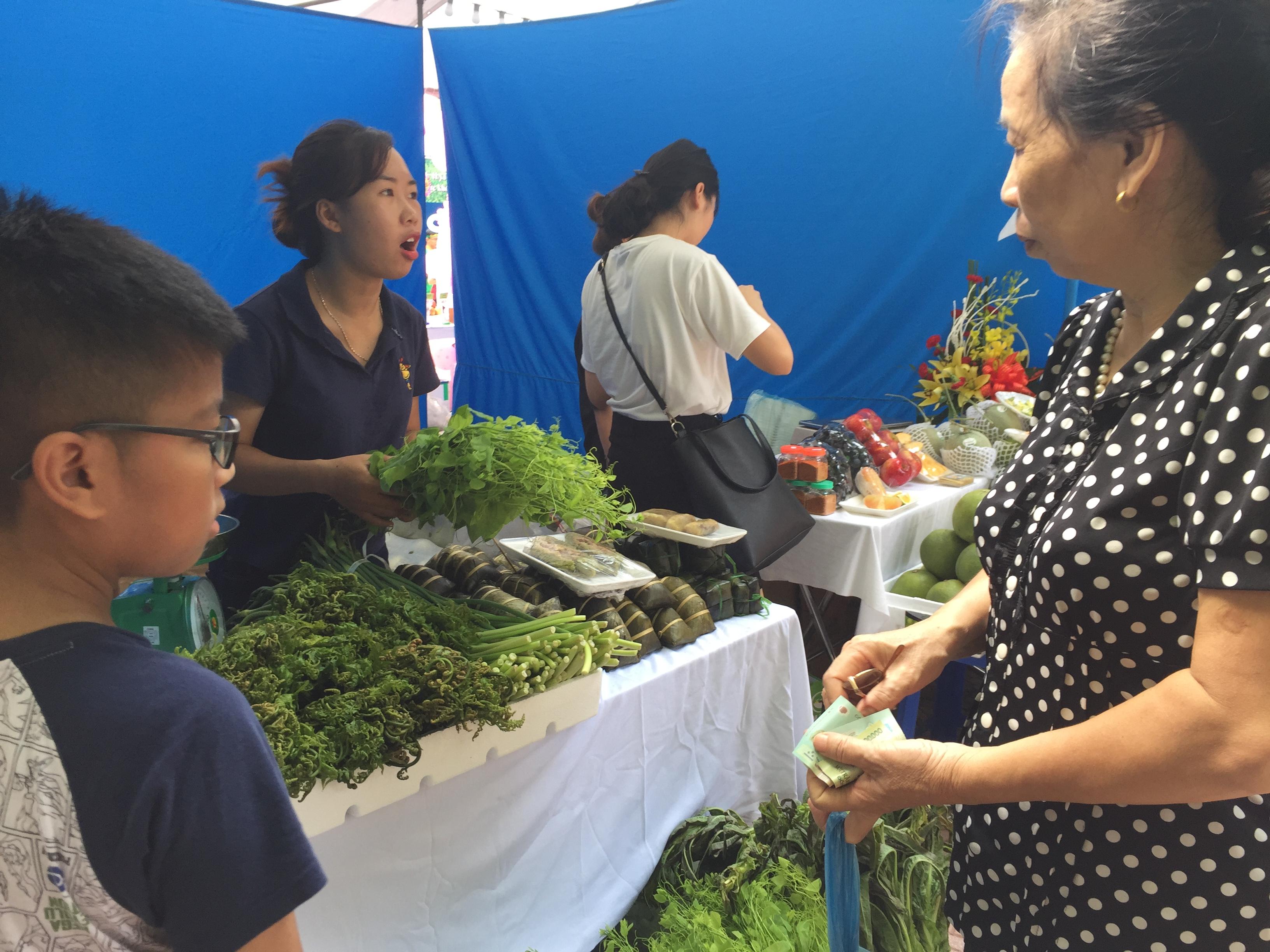 Trung thu cho b&eacute;, chợ qu&ecirc; cho mẹ