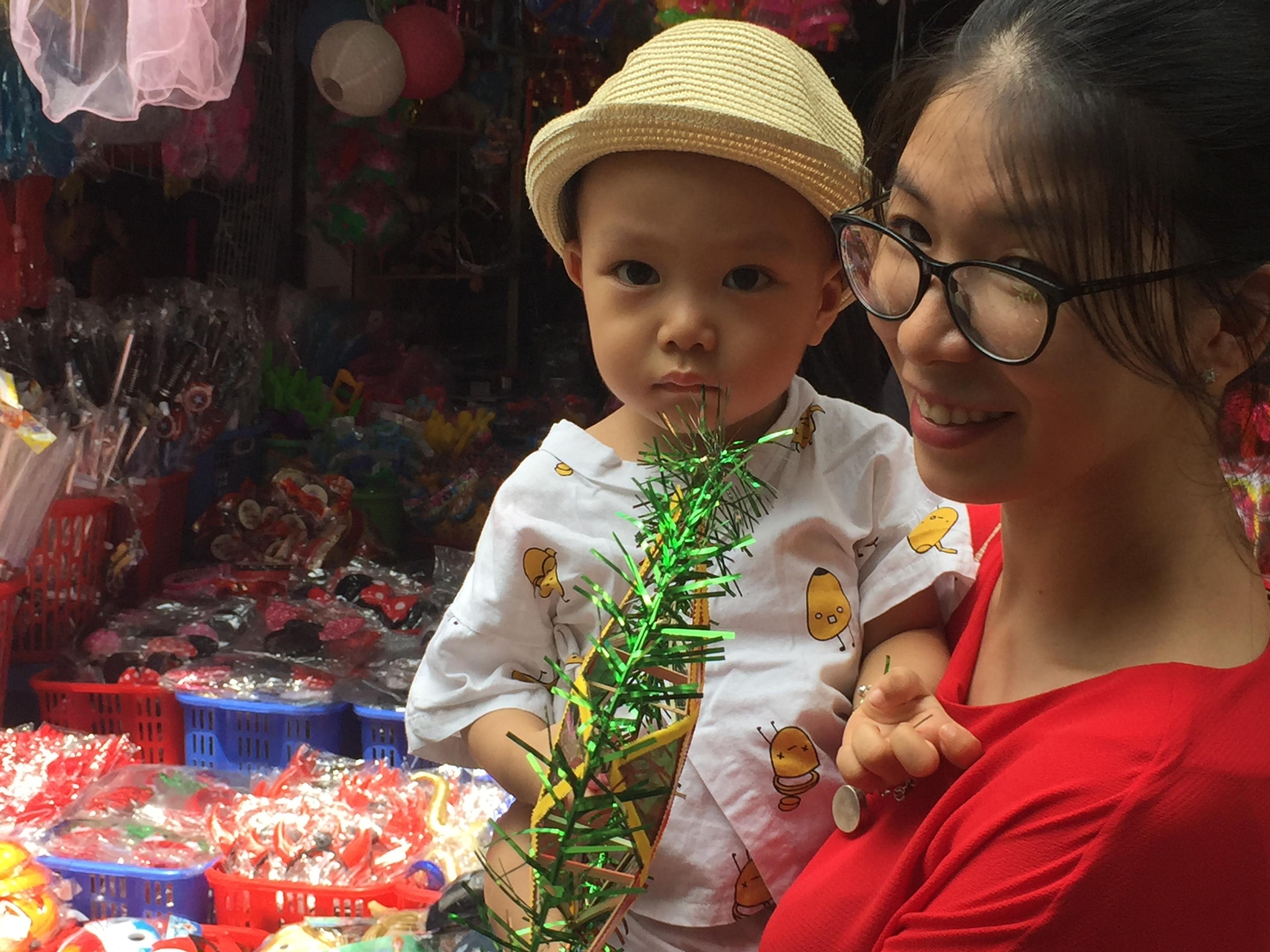 Tết Trung thu: Tiểu thương phố H&agrave;ng M&atilde; kiếm bội tiền nhờ b&aacute;n đồ chơi 