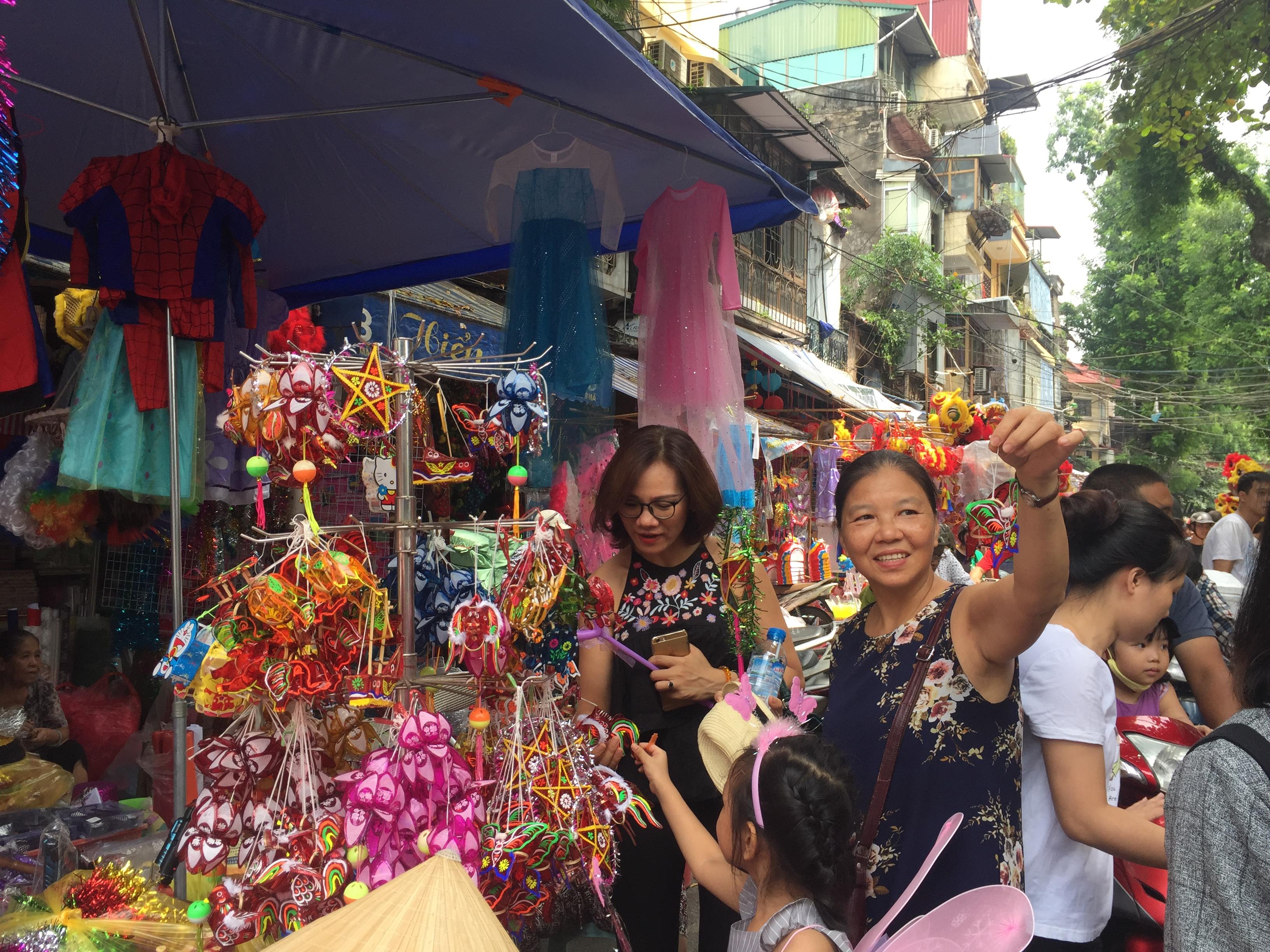 Tết Trung thu: Tiểu thương phố H&agrave;ng M&atilde; kiếm bội tiền nhờ b&aacute;n đồ chơi 