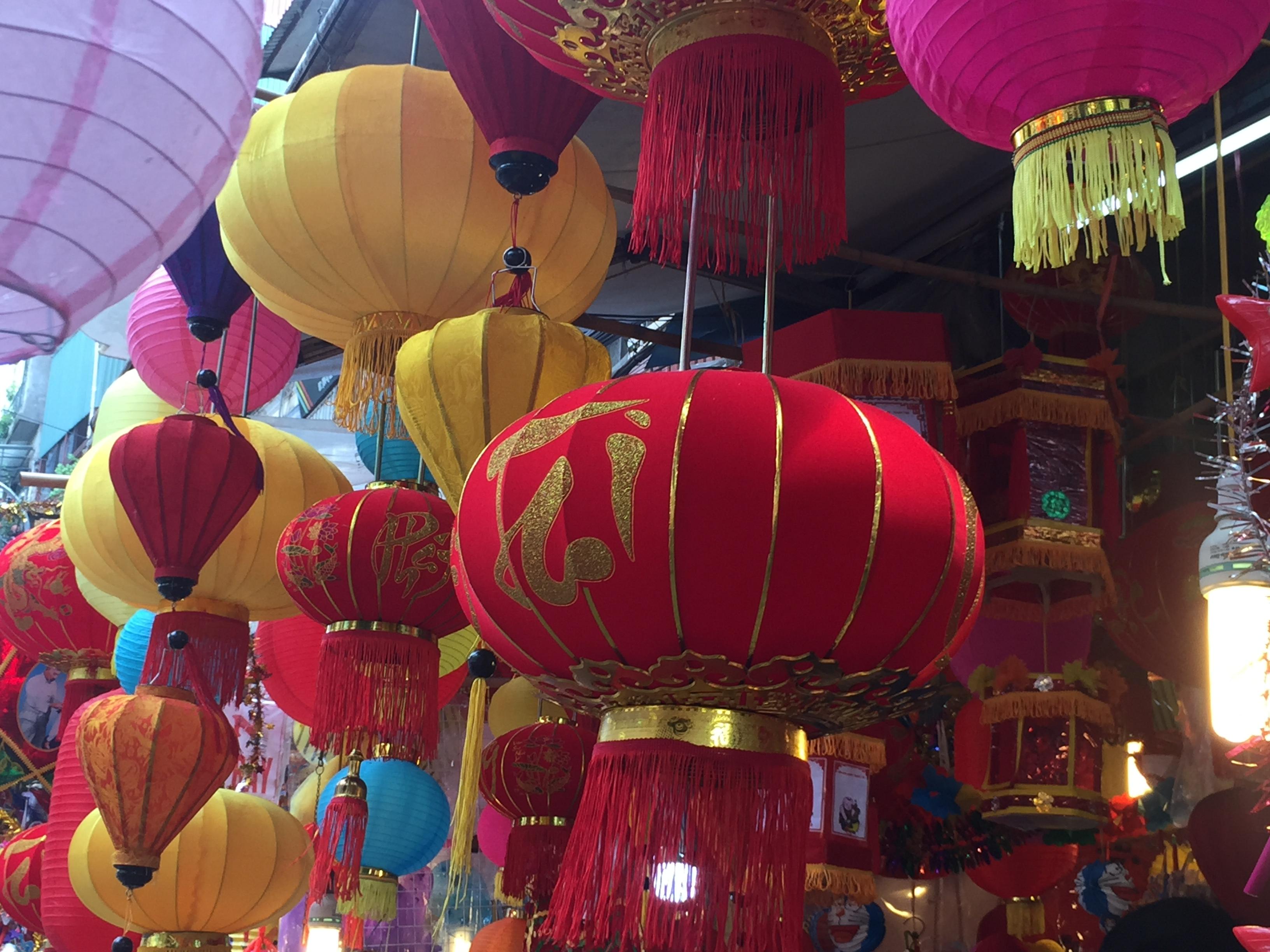 Tết Trung thu: Tiểu thương phố H&agrave;ng M&atilde; kiếm bội tiền nhờ b&aacute;n đồ chơi 