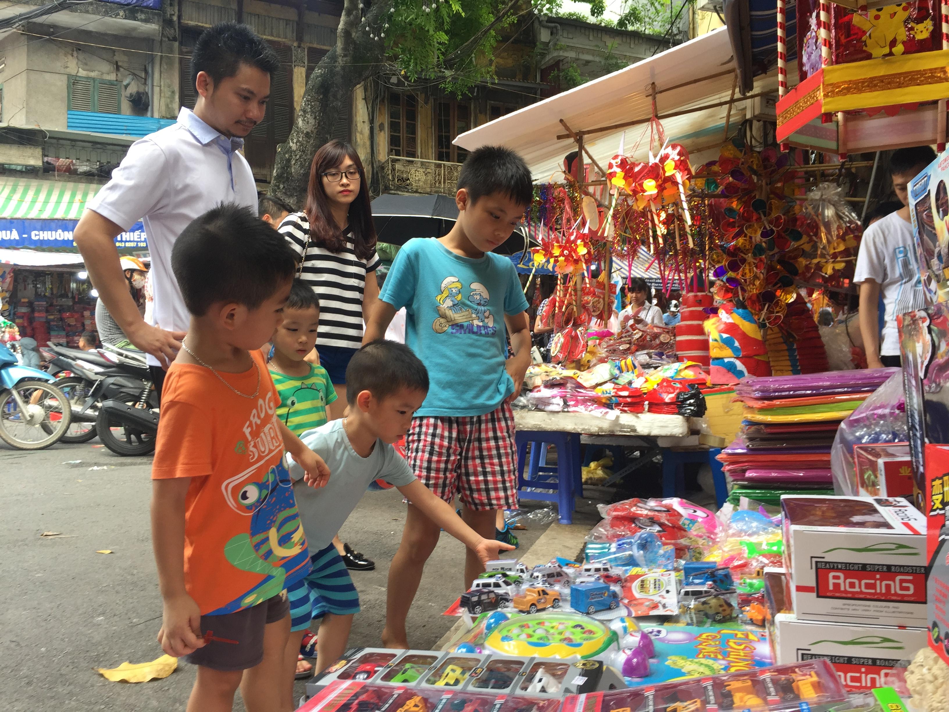 Tết Trung thu: Tiểu thương phố H&agrave;ng M&atilde; kiếm bội tiền nhờ b&aacute;n đồ chơi 