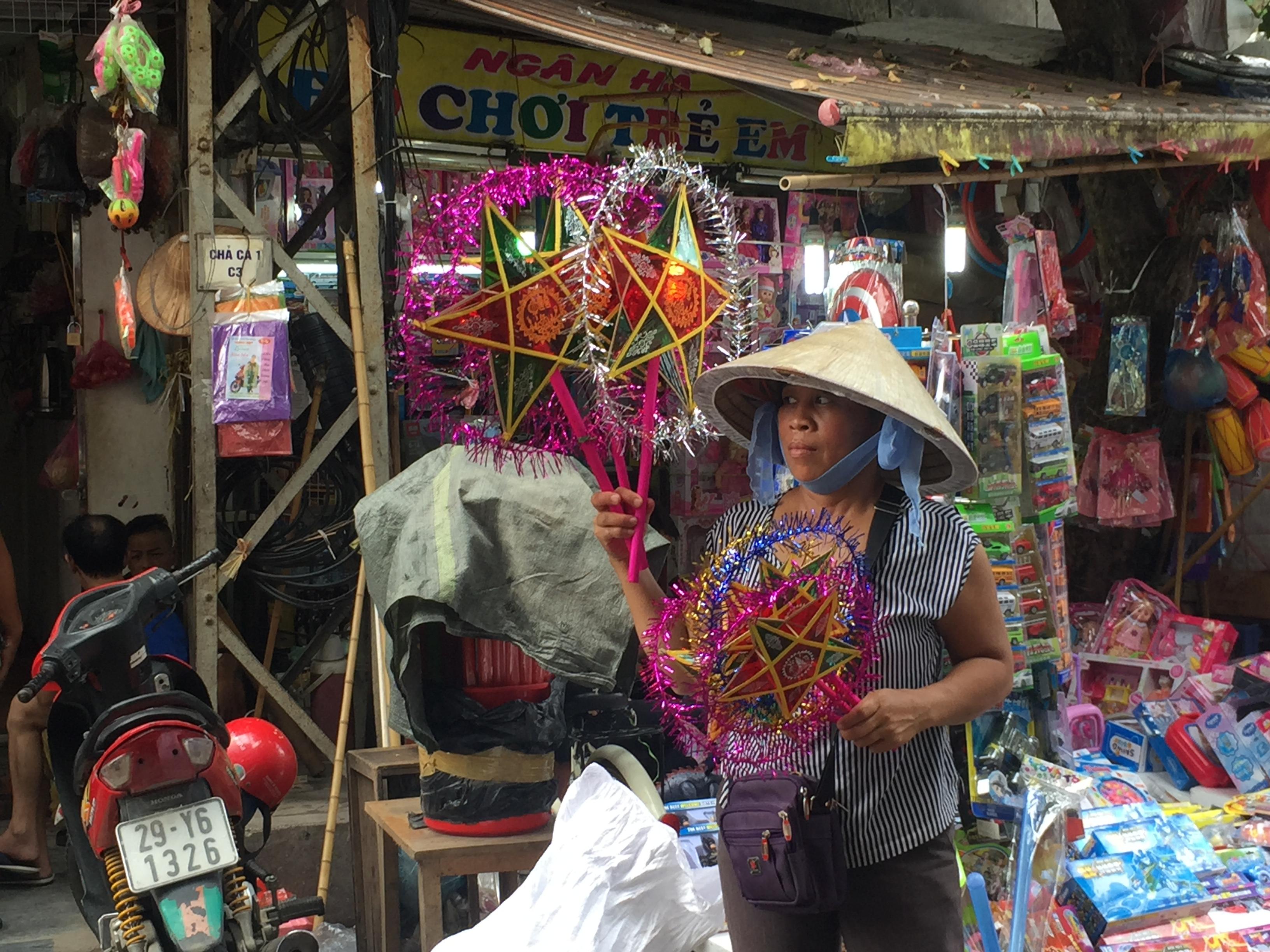 Tết Trung thu: Tiểu thương phố H&agrave;ng M&atilde; kiếm bội tiền nhờ b&aacute;n đồ chơi 