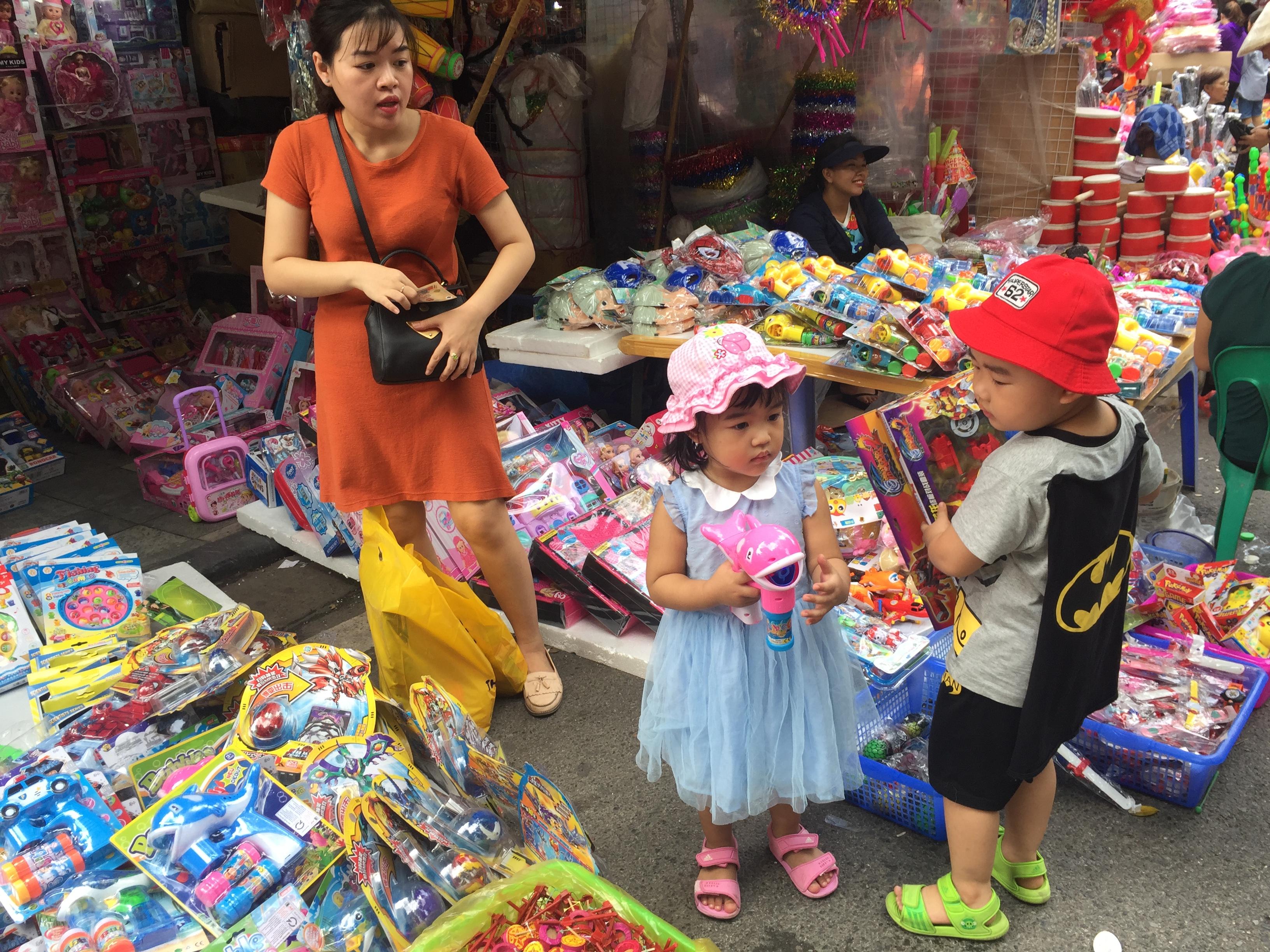 Tết Trung thu: Tiểu thương phố H&agrave;ng M&atilde; kiếm bội tiền nhờ b&aacute;n đồ chơi 