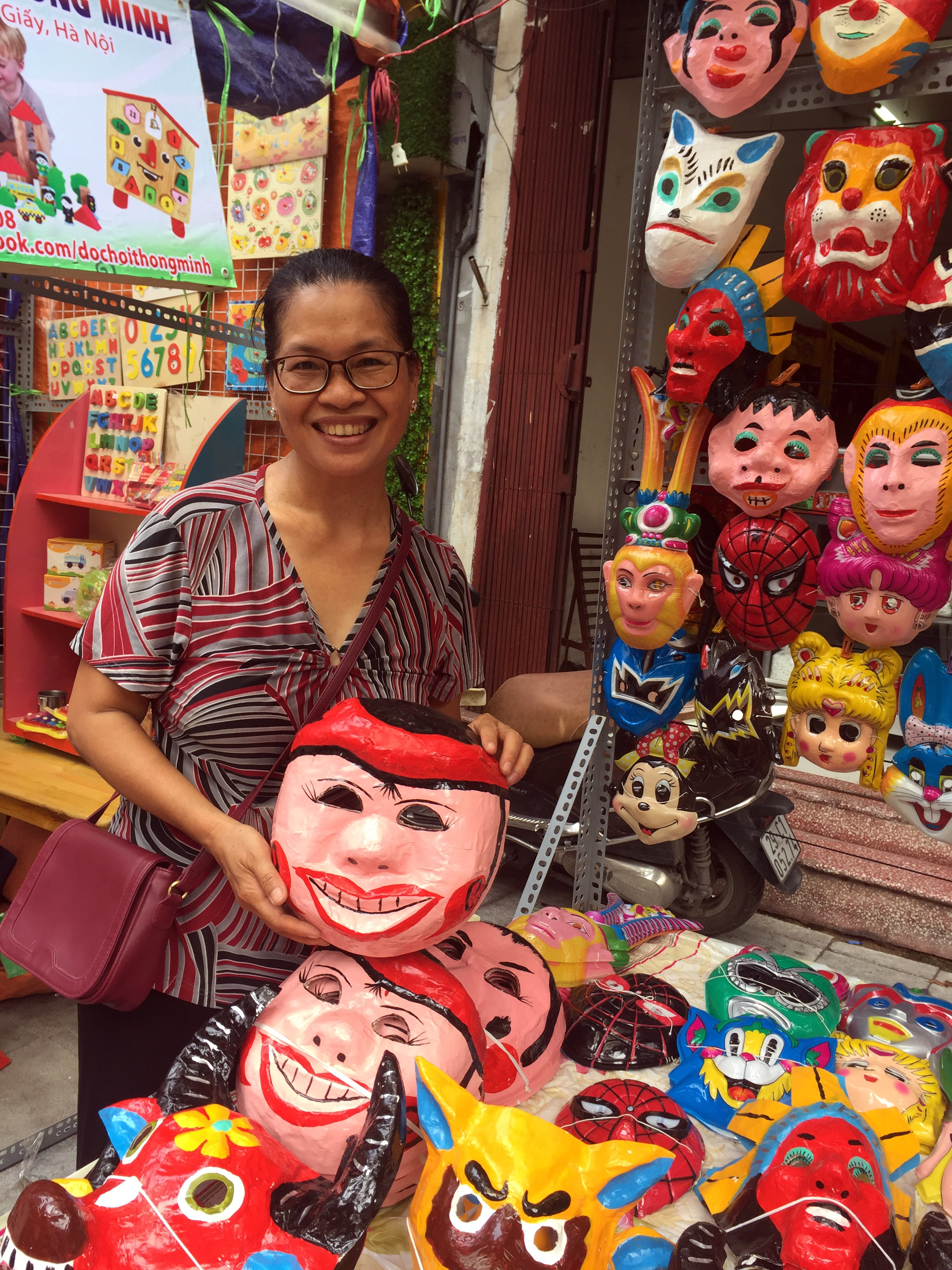 Tết Trung thu: Gặp nghệ nh&acirc;n duy nhất của phố cổ c&ograve;n &lsquo;giữ lửa&rsquo; cho mặt nạ giấy bồi