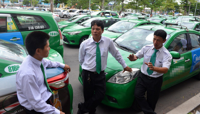 Taxi truyền thống &lsquo;căng m&igrave;nh&rsquo; cải tiến để trụ lại trước Grab, Uber