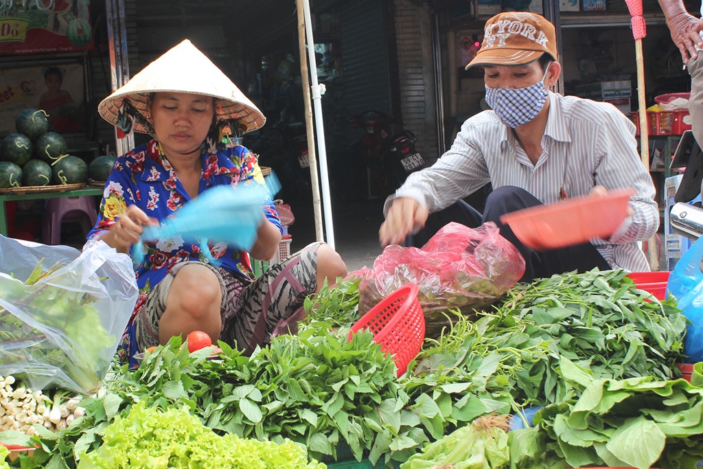 Gi&aacute; cả thị trường ng&agrave;y h&ocirc;m nay (13/10): Gi&aacute; rau xanh tại H&agrave; Nội tiếp tục tăng do mưa lũ