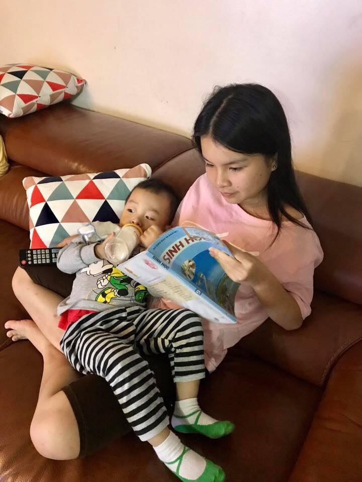 B&ecirc;n cạnh đ&oacute;, nam huấn vi&ecirc;n c&ograve;n d&agrave;nh nhiều lời khen ngợi đến Hồng Thư. Anh cho rằng, giọng h&aacute;t của Hồng Thư l&agrave; giọng Kim, s&aacute;ng v&agrave; chọn b&agrave;i rất tốt để khoe được những nốt cao. Sau v&ograve;ng lại trực tiếp kết th&uacute;c, Hồng Thư l&agrave; một trong hai th&iacute; sinh của đội Hương Tr&agrave;m, Ti&ecirc;n Cookie c&oacute; được tấm v&eacute; đi tiếp v&agrave;o v&ograve;ng trong nhờ lượng b&igrave;nh chọn cao của kh&aacute;n giả.