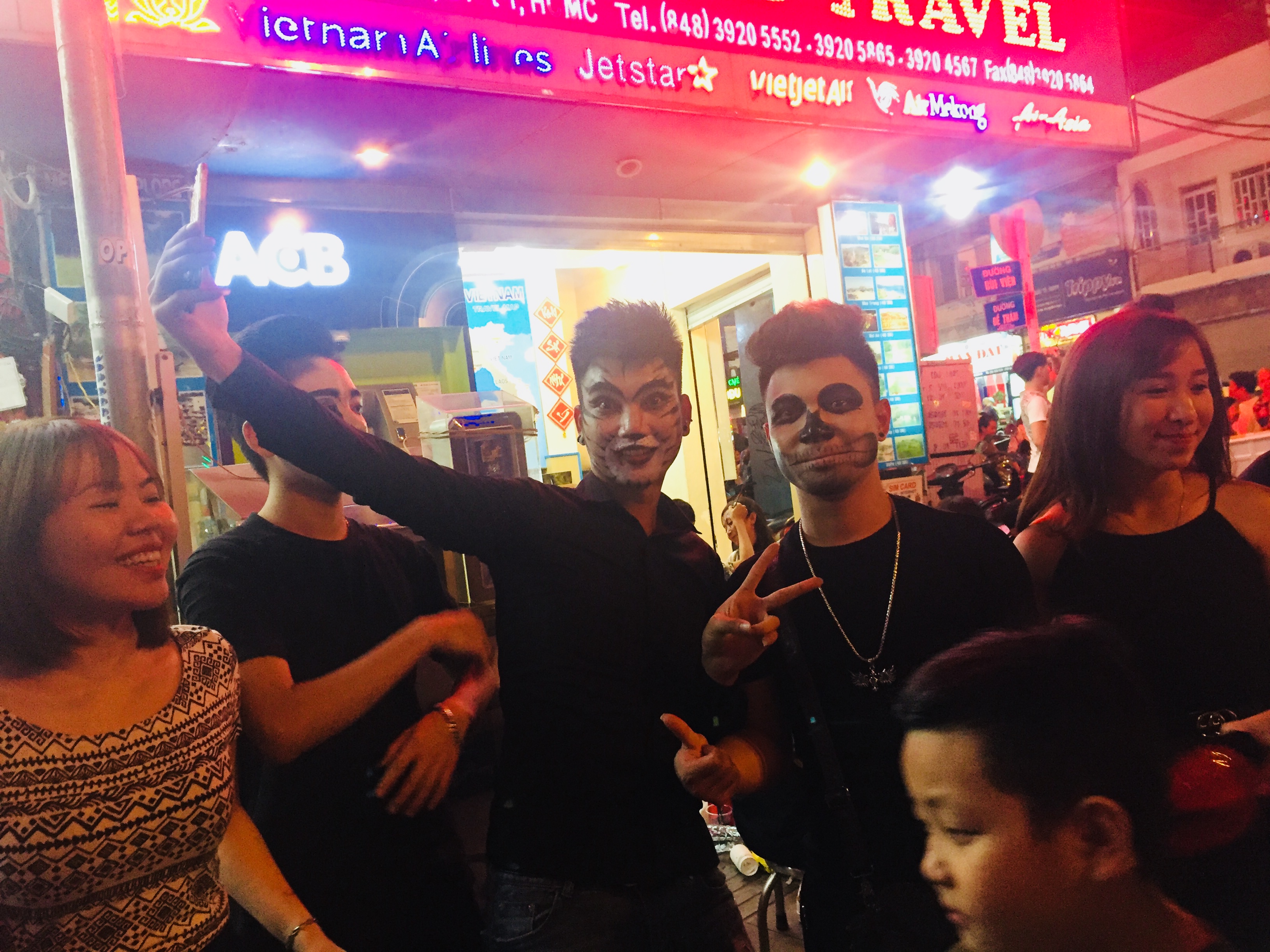 Lễ hội Halloween: Giới trẻ S&agrave;i th&agrave;nh tranh thủ kiếm bội tiền tại phố &lsquo;T&acirc;y&rdquo; &ndash; B&ugrave;i Viện