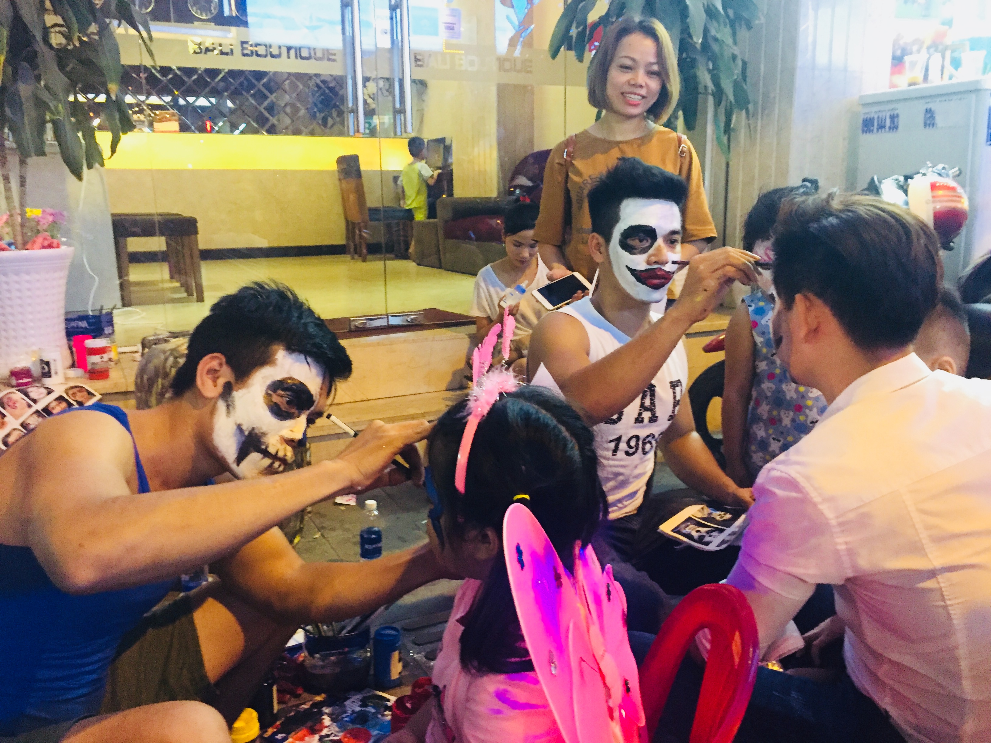 Lễ hội Halloween: Giới trẻ S&agrave;i th&agrave;nh tranh thủ kiếm bội tiền tại phố &lsquo;T&acirc;y&rdquo; &ndash; B&ugrave;i Viện