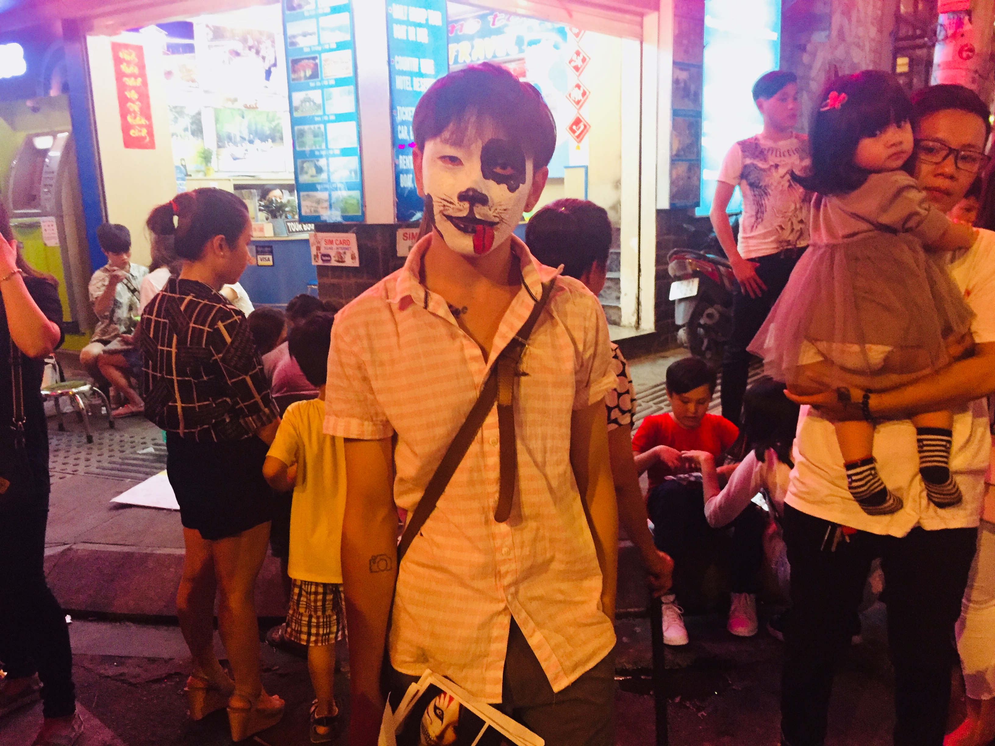 Lễ hội Halloween: Giới trẻ S&agrave;i th&agrave;nh tranh thủ kiếm bội tiền tại phố &lsquo;T&acirc;y&rdquo; &ndash; B&ugrave;i Viện