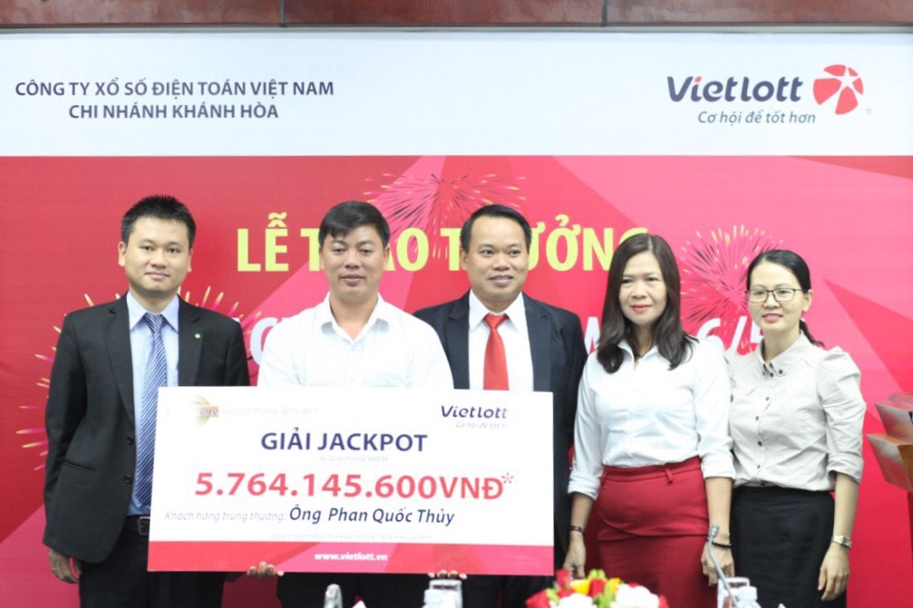 Xổ số Vietlott: Th&ecirc;m một người đ&agrave;n &ocirc;ng c&ocirc;ng khai danh t&iacute;nh nhận giải độc đắc 