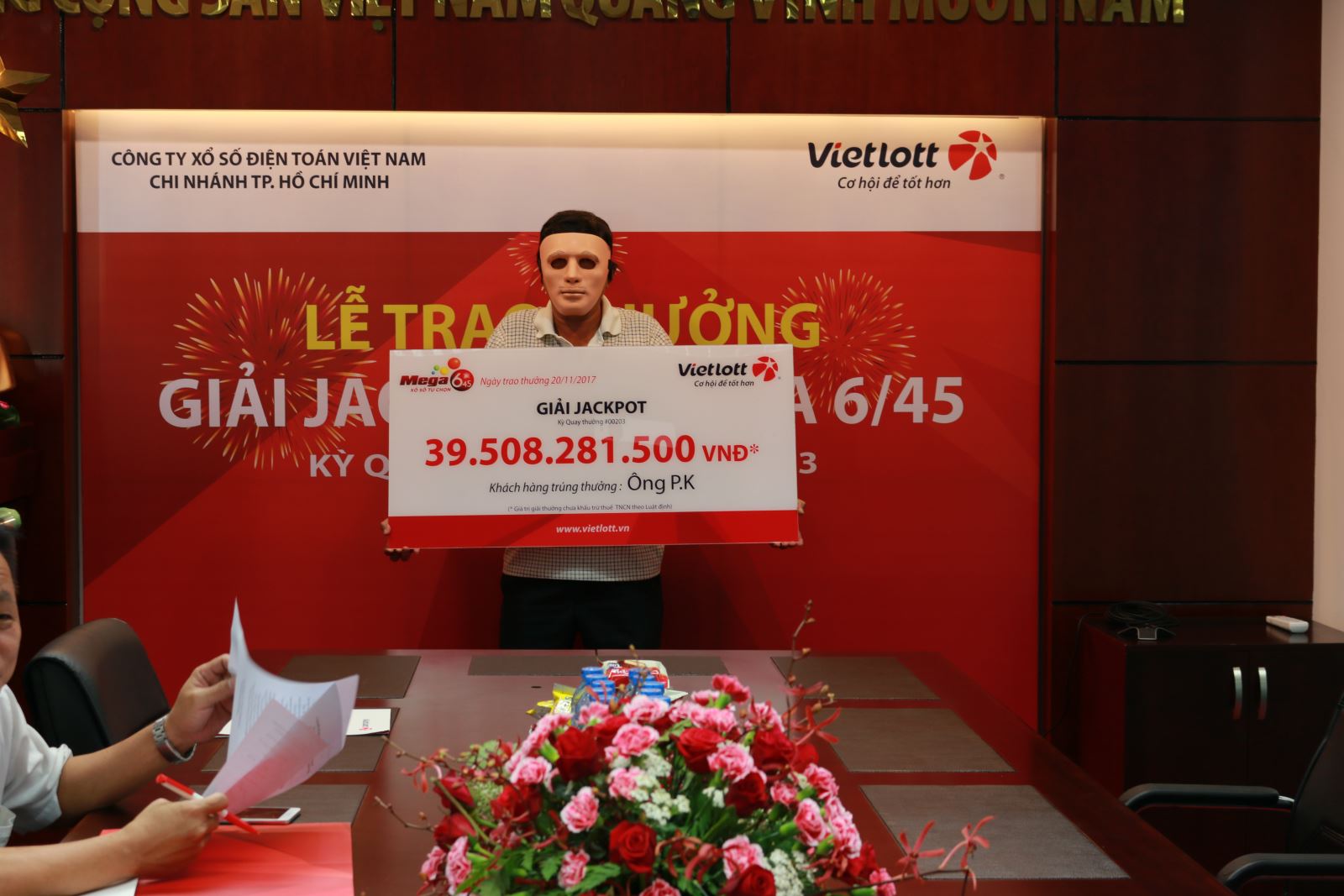 Xổ số Vietlott: Th&ecirc;m một người đ&agrave;n &ocirc;ng đeo mặt nạ nhận giải Jackpot hơn 39 tỷ đồng
