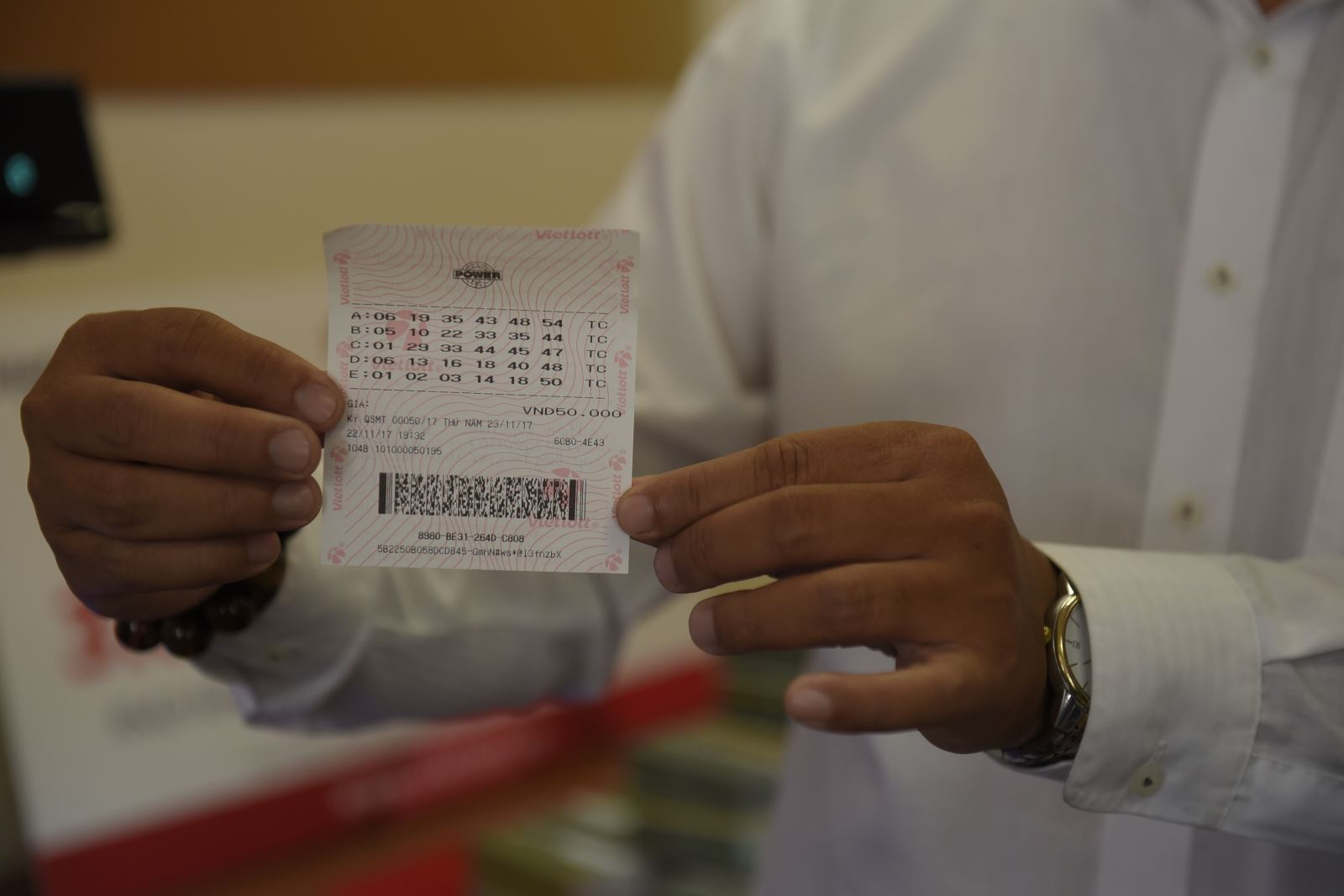 Xổ số Vietlott: Thay v&igrave; chuyển khoản, lần đầu ti&ecirc;n kh&aacute;ch h&agrave;ng lĩnh giải Jackpot bằng tiền mặt 