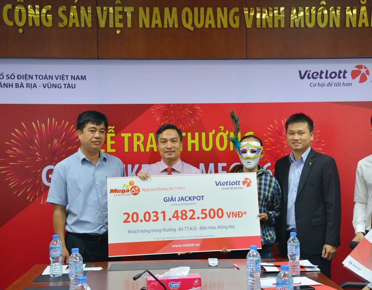 Xổ số Vietlott: Th&ecirc;m một nữ kh&aacute;ch h&agrave;ng đeo mặt nạ nhận giải Jackpot &lsquo;khủng&rsquo;