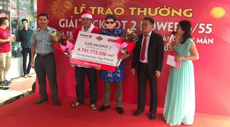 Xổ số Vietlott: Th&ecirc;m một kh&aacute;ch h&agrave;ng đeo mặt nạ nhận giải Jackpot &lsquo;khủng&rsquo;