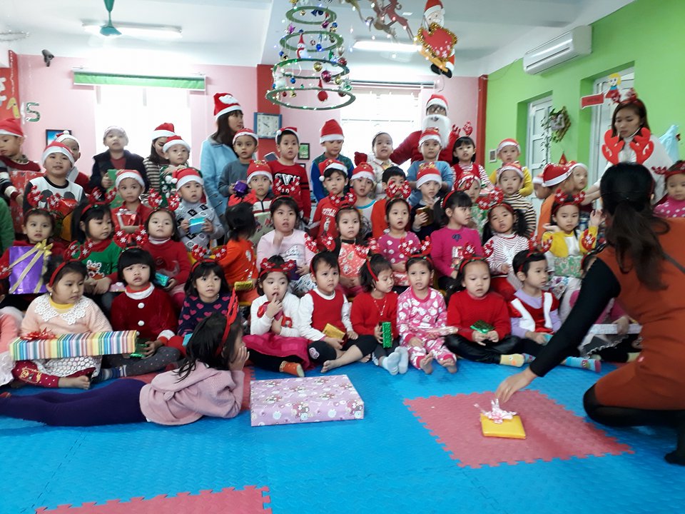 &lsquo;Ch&aacute;y&rsquo; dịch vụ &ocirc;ng gi&agrave; Noel tặng qu&agrave; 