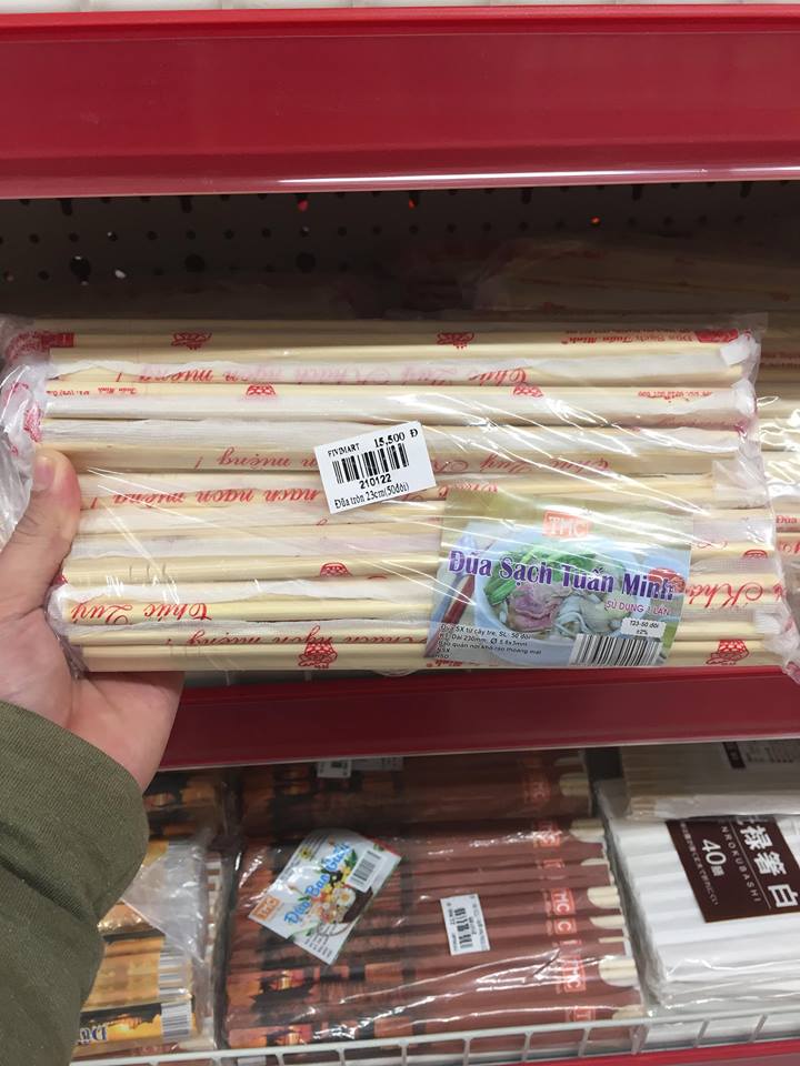 Sợ đũa d&ugrave;ng một lần b&aacute;n ở chợ g&acirc;y hại, nhiều người d&ugrave;ng chọn mua sản phẩm ở si&ecirc;u thị
