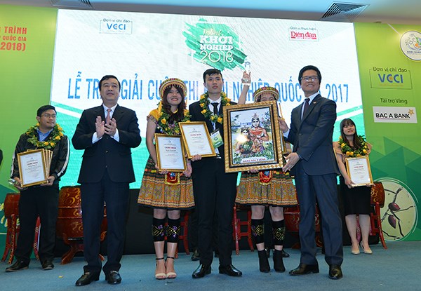 Dự án Trang trại Gà H'Mong B&C giành giải nhất Khởi nghiệp 2017