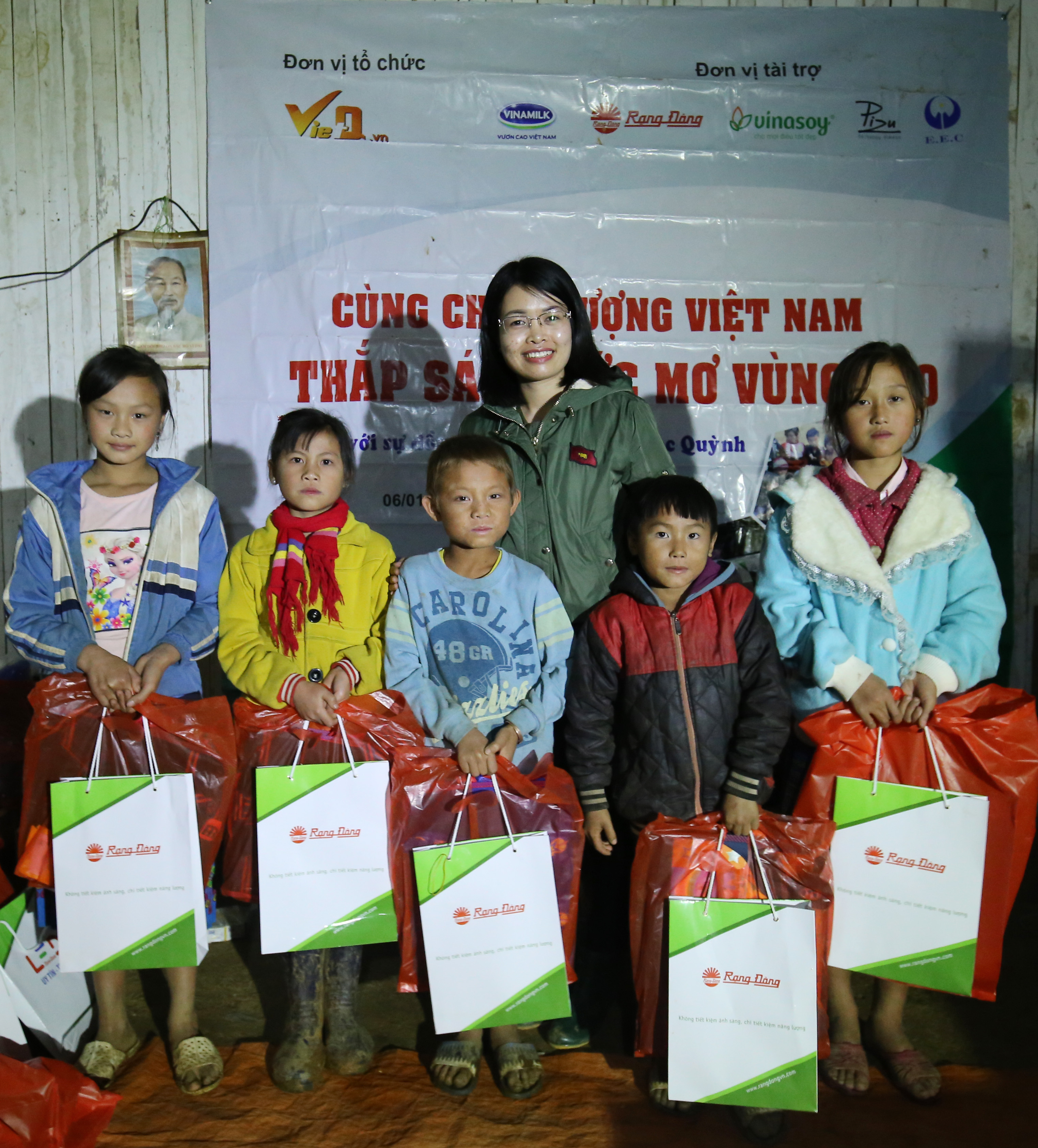 Chất lượng Việt Nam Online c&ugrave;ng Rạng đ&ocirc;ng &lsquo;Thắp s&aacute;ng ước mơ&rsquo; cho học sinh ngh&egrave;o hiếu học