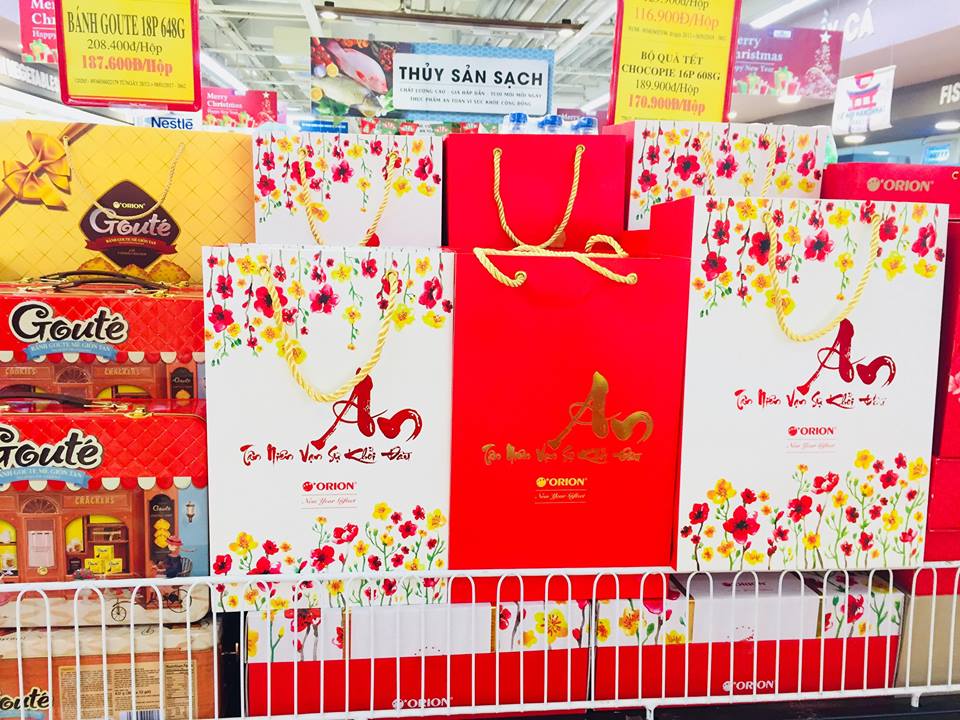 Những năm trước, người d&ugrave;ng Việt vẫn thường c&oacute; tư tưởng &ldquo;s&iacute;nh ngoại&rdquo; khi chọn mua qu&agrave; biếu Tết cho bạn b&egrave;, người th&acirc;n l&agrave; những hộp b&aacute;nh kẹo nhập khẩu đắt tiền. Nguy&ecirc;n nh&acirc;n của việc &ldquo;s&iacute;nh ngoại&rdquo; tr&ecirc;n được nhiều người d&ugrave;ng cho l&agrave; do c&aacute;c sản phẩm b&aacute;nh kẹo ngoại thường được thiết kế bao b&igrave; đẹp mắt v&agrave; cứ n&oacute;i đến h&agrave;ng nhập khẩu th&igrave; việc đi biếu cũng c&oacute; phần sang trọng hơn. Vậy n&ecirc;n, những dịp lễ, tết b&aacute;nh kẹo Việt thường bị &ldquo;l&eacute;p&rdquo; vế mặc d&ugrave; chất lượng sản phẩm v&agrave; gi&aacute; th&agrave;nh đều ph&ugrave; hợp với đầy đủ thị phần từ b&igrave;nh d&acirc;n đến cao cấp.   Tuy nhi&ecirc;n, khoảng hai năm trở lại đ&acirc;y, do nắm bắt được t&acirc;m l&yacute; người d&ugrave;ng, nhiều c&ocirc;ng ty sản xuất b&aacute;nh kẹo Việt như Tr&agrave;ng An, Hải H&agrave;, Hữu Nghị, Kinh Đ&ocirc; &hellip; đ&atilde; cho ra đời những d&ograve;ng sản phẩm cao cấp với mẫu m&atilde; kh&ocirc;ng k&eacute;m cạnh g&igrave; h&agrave;ng nhập ngoại c&ugrave;ng với đ&oacute; l&agrave; gi&aacute; th&agrave;nh cạnh tranh v&agrave; chất lượng th&igrave; kh&ocirc;ng hề thua k&eacute;m. Vậy n&ecirc;n, chừng hai năm nay, cứ mỗi độ Tết đến, Xu&acirc;n về c&aacute;c trung t&acirc;m 13Win19 tải ứng dụng, si&ecirc;u thị hay c&aacute;c cửa h&agrave;ng tiện &iacute;ch đều ưu tiền nhập h&agrave;ng Việt b&agrave;y b&aacute;n.   Theo &ocirc;ng Nguyễn Thanh Hưng, đại diện si&ecirc;u thị Fivimart cho biết, chừng hai năm trở lại đ&acirc;y, tại Fivimart lu&ocirc;n ưu ti&ecirc;n nhập c&aacute;c sản phẩm b&aacute;nh kẹo của Việt Nam b&agrave;y b&aacute;n v&agrave; giới thiệu đến người 13Win18 đa dạng khuyến mãi. Điều n&agrave;y vừa thể hiện tinh thần &ldquo;Người Việt Nam ưu ti&ecirc;n d&ugrave;ng h&agrave;ng Việt Nam&rdquo; vừa l&agrave; để tiết kiệm được chi ph&iacute; vận chuyển. Nếu những năm trước, nhập khẩu b&aacute;nh kẹo ngoại sẽ mất một khoản chi ph&iacute; vận chuyển rất lớn th&igrave; chừng hai năm nay, hầu hết thay v&igrave; c&aacute;c sản phẩm nhập ngoại th&igrave; b&aacute;nh kẹ được b&agrave;y b&aacute;n tại Fivimart đều l&agrave; h&agrave;ng sản xuất trong nước đ&atilde; gi&uacute;p giảm đ&aacute;ng kể c&aacute;c chi ph&iacute; như vận chuyển, thuế.. v&agrave; từ đ&acirc;y, những khoản tiền tiết kiệm được từ chi ph&iacute; nhập khẩu si&ecirc;u thị đ&atilde; sử dụng cho việc mua th&ecirc;m những phần qu&agrave; tặng khuyến m&atilde;i cho kh&aacute;ch h&agrave;ng để k&iacute;ch cầu.  &ldquo;Những dịp lễ, tết nhu cầu b&aacute;nh kẹo của người 13Win18 đa dạng khuyến mãi l&agrave; rất lớn. Theo khảo s&aacute;t của ch&uacute;ng t&ocirc;i, năm 2017, c&aacute;c sản phẩm b&aacute;nh kẹo trong nước đ&atilde; chiếm được cảm t&igrave;nh của người d&ugrave;ng. Mẫu m&atilde; đẹp, gi&aacute; th&agrave;nh rẻ, chất lượng kh&ocirc;ng hề thua k&eacute;m c&aacute;c sản phẩm nhập ngoại. V&igrave; vậy m&agrave; Tết Mậu Tuấn tại Fiviart những sản phẩm như mứt Tết, b&aacute;nh kẹo tiếp tục l&agrave; h&agrave;ng Việt Nam chiếm đa số&rdquo;, &ocirc;ng Hưng n&oacute;i.   Theo khảo s&aacute;t của Ph&oacute;ng vi&ecirc;n, tại Fivimart Trương Định, c&aacute;c sản phẩm b&aacute;nh kẹo Tết được b&agrave;y b&aacute;n kh&aacute; đa dạng về chủng loại v&agrave; mẫu m&atilde; đẹp mắt kh&ocirc;ng thua k&eacute;m g&igrave; những sản phẩm nhập ngoại đến từ một v&agrave;i thương hiệu truyền thống ch&acirc;u &Acirc;u, Nga, Bỉ, Đan Mạch hay c&aacute;c sản phẩm đến từ Th&aacute;i Lan, Indonesia, H&agrave;n Quốc&hellip;  Tại si&ecirc;u thị Big C, c&aacute;c sản phẩm b&aacute;nh kẹo Việt cũng đa dạng v&agrave; được nhiều người d&ugrave;ng chọn mua. Trong đ&oacute;, c&aacute;c sản phẩm mứt Tết chiếm ưu thế. Tại đ&acirc;y, mứt d&acirc;u tằm g&oacute;i 500g đang được b&aacute;n với mức gi&aacute; 49.800 đồng/g&oacute;i, mứt me cam thảo g&oacute;i 500g c&oacute; gi&aacute; 54.300 đồng/g&oacute;i, nho kh&ocirc; g&oacute;i 270g gi&aacute; 84.900 đồng/g&oacute;i, mứt gừng g&oacute;i 250g gi&aacute; 64.500 đồng/g&oacute;i, mứt m&atilde;ng cầu g&oacute;i 170g gi&aacute; 57.800 đồng/g&oacute;i. C&ugrave;ng với đ&oacute;, tại đ&acirc;y những giỏ qu&agrave; Tết &ldquo;thuần Việt 100%&rdquo; được b&aacute;n với gi&aacute; với dao động từ 300.000 đồng &ndash; 4 triệu đồng/giỏ với đầy đủ c&aacute;c sản phẩm như: B&aacute;nh, mứt Tết, tr&agrave;, c&agrave; ph&ecirc;&hellip; Năm nay, nhiều C&ocirc;ng ty B&aacute;nh kẹo như Hải H&agrave;, B&aacute;nh đậu xanh Rồng V&agrave;ng Minh Ngọc, C&ocirc;ng ty B&aacute;nh kẹo Thi&ecirc;n Đức&hellip; đ&atilde; s&aacute;ng tạo theo xu thế thị trường cho ra mắt những hộp b&aacute;nh phỏng t&aacute;c theo văn h&oacute;a d&acirc;n gian của Việt Nam như hộp b&aacute;nh h&igrave;nh C&aacute; ch&eacute;p vượt vũ m&ocirc;n hay hộp b&aacute;nh Ch&oacute; v&agrave;ng năm Tuất, hộp b&aacute;nh đồng tiền may mắn&hellip; c&aacute;c sản phẩm n&agrave;y được kh&aacute; nhiều người 13Win18 đa dạng khuyến mãi th&iacute;ch th&uacute; chọn mua.  Chị Nguyễn Nga (Ch&iacute;nh Kinh &ndash; Thanh Xu&acirc;n &ndash; H&agrave; Nội) cho biết, nhiều năm trước  chị thường chọn mua b&aacute;nh kẹo đi biếu Tết l&agrave; c&aacute;c sản phẩm nhập khẩu bởi v&igrave; c&aacute;c sản phẩm n&agrave;y mẫu m&atilde; đẹp d&ugrave; gi&aacute; th&agrave;nh kh&ocirc;ng hề rẻ. Thế nhưng, chừng hai năm nay, gia đ&igrave;nh chị đ&atilde; lựa chọn c&aacute;c sản phẩm từ Việt Nam bởi mẫu m&atilde; bắt mắt v&agrave; cũng rất trang nh&atilde;, lịch sự. C&ugrave;ng với đ&oacute;, c&aacute;c sản phẩm từ Việt Nam cũng gi&uacute;p chị tiết kiệm được chi ph&iacute; do gi&aacute; th&agrave;nh rẻ hơn rất nhiều.  &ldquo;Một hộp b&aacute;nh nhập khẩu t&ocirc;i mua mang đi biếu Tết những năm trước c&oacute; gi&aacute; chừng 400.000 &ndash; 600.000 đồng/hộp cũng bởi những sản phẩm n&agrave;y c&oacute; mẫu m&atilde; đẹp, để trong hộp sắt lịch sự. Thế nhưng, b&acirc;y giờ, t&ocirc;i đ&atilde; kh&ocirc;ng c&ograve;n phải bỏ đến nửa triệu cho một hộp b&aacute;nh như vậy nữa. Bởi c&aacute;c C&ocirc;ng ty b&aacute;nh kẹo Việt cũng đ&atilde; c&oacute; những sản phẩm rất đẹp mắt m&agrave; gi&aacute; th&agrave;nh th&igrave; chỉ 200.000 đồng/hộp. Như vậy, t&ocirc;i đ&atilde; tiết kiệm được một khoản tiền ti&ecirc;u Tết m&agrave; d&ugrave;ng c&aacute;c sản phẩm b&aacute;nh kẹo &ldquo;made in Viet Nam&rdquo; đi biếu cũng rất lịch sự v&agrave; hơn nữa, đậm chất truyền thống thuần Việt&rdquo;, chị Nga n&oacute;i.  Ngo&agrave;i việc thay đổi về mẫu m&atilde;, nhiều C&ocirc;ng ty sản xuất b&aacute;nh kẹo Việt cũng đ&atilde; từng bước thay đổi c&aacute;ch tiếp thị đến người 13Win18 đa dạng khuyến mãi bằng việc quảng b&aacute; v&agrave; truyền th&ocirc;ng điệp đến những sản phẩm cao cấp, sản phẩm cho m&ugrave;a Tết, lễ hội. Chẳng hạn, với c&ocirc;ng ty b&aacute;nh kẹo Kinh Đ&ocirc;, với mỗi sản phẩm b&aacute;nh kẹo cao cấp d&ugrave;ng để biếu Tết ngo&agrave;i việc thiết kế mẫu m&atilde; tỉ mỉ, sang trọng th&igrave; mỗi một một sản phẩm cũng mang một th&ocirc;ng điệp ri&ecirc;ng, gửi gắm đến người 13Win18 đa dạng khuyến mãi những lời ch&uacute;c may mắn cho ng&agrave;y đầu xu&acirc;n.