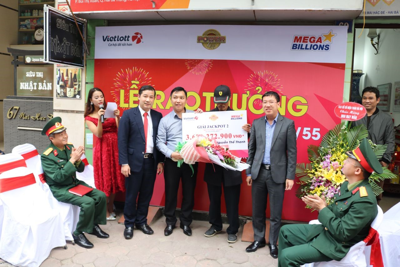 Xổ số Vietlott: Thay v&igrave; đeo mặt nạ, kh&aacute;ch h&agrave;ng đến từ Thanh H&oacute;a đội mũ lưỡi trai nhận thưởng